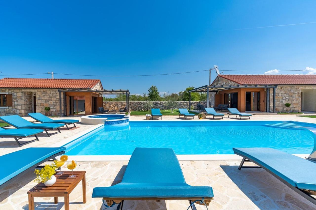 New! Promina Luxury Villa With 72Sqm Heated Pool, Jacuzzi, Infrared Sauna, Tennis Court, Media Room Bogatić Eksteriør billede
