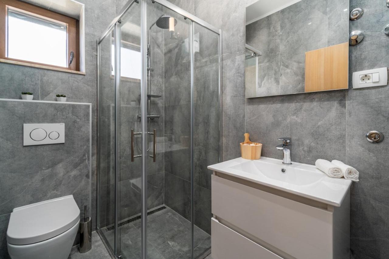 New! Promina Luxury Villa With 72Sqm Heated Pool, Jacuzzi, Infrared Sauna, Tennis Court, Media Room Bogatić Eksteriør billede