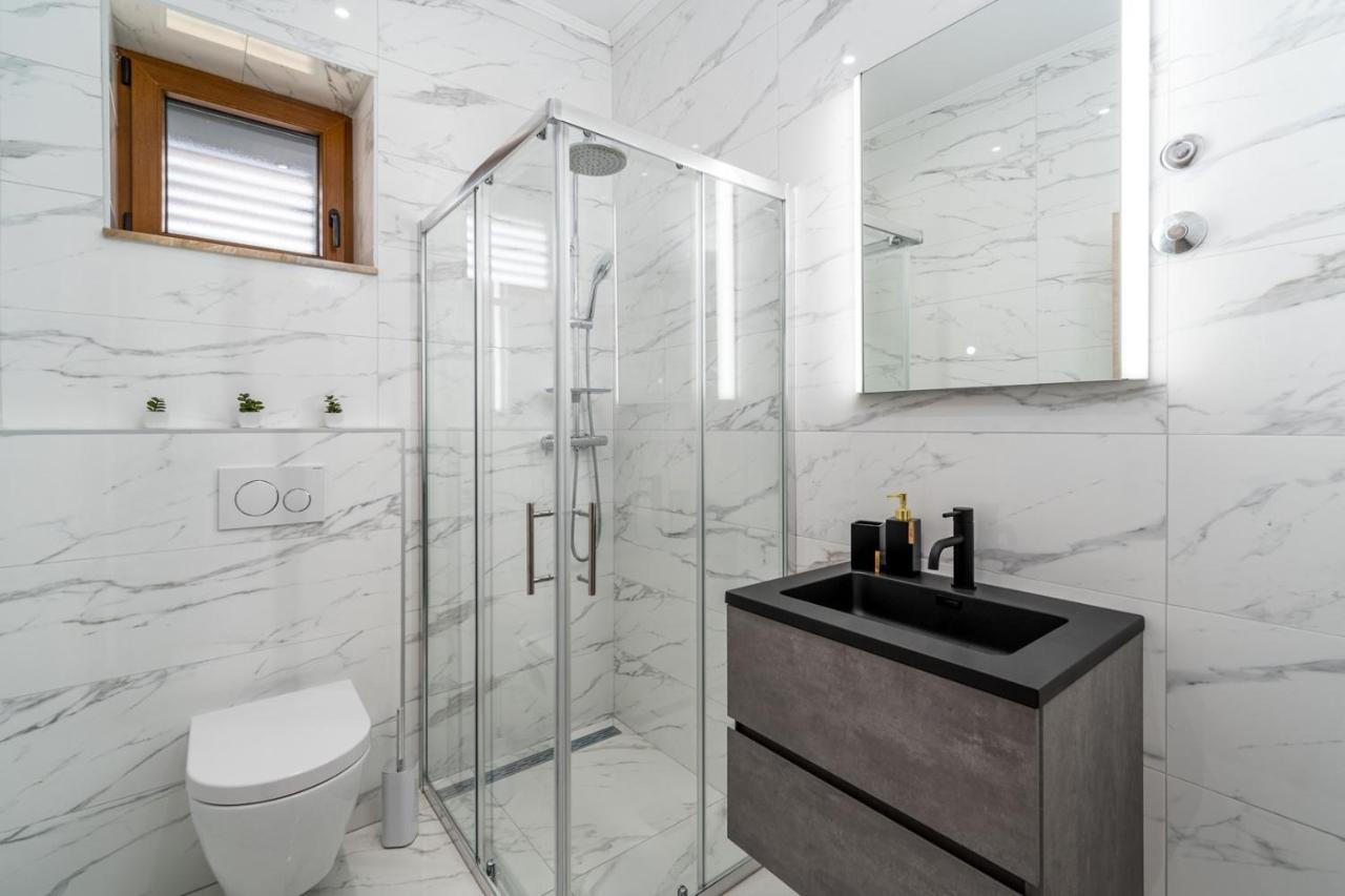 New! Promina Luxury Villa With 72Sqm Heated Pool, Jacuzzi, Infrared Sauna, Tennis Court, Media Room Bogatić Eksteriør billede