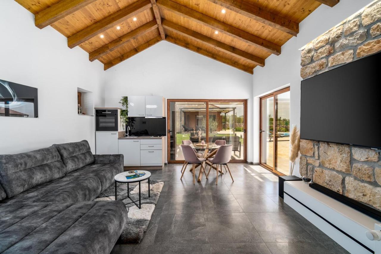 New! Promina Luxury Villa With 72Sqm Heated Pool, Jacuzzi, Infrared Sauna, Tennis Court, Media Room Bogatić Eksteriør billede