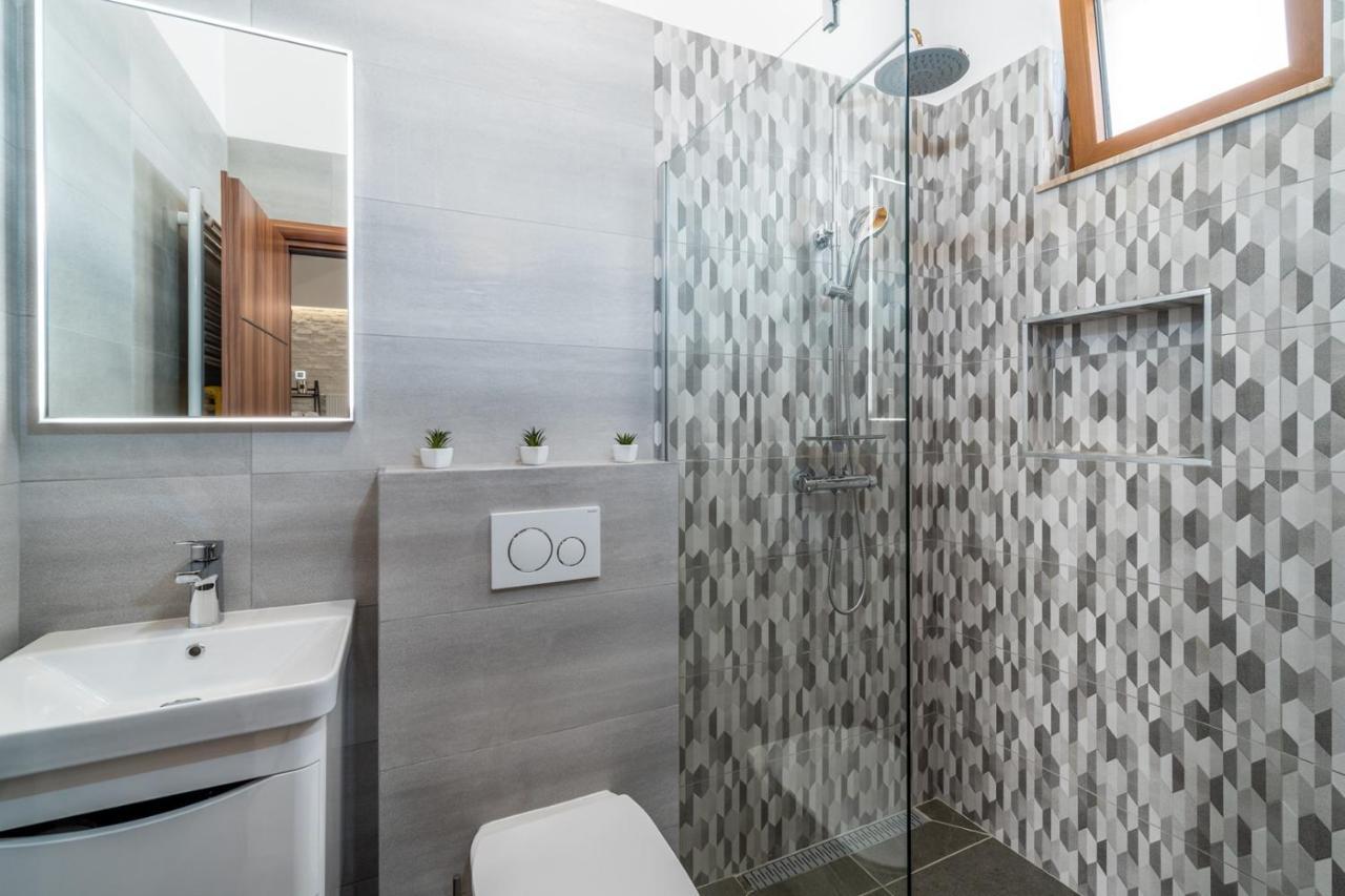 New! Promina Luxury Villa With 72Sqm Heated Pool, Jacuzzi, Infrared Sauna, Tennis Court, Media Room Bogatić Eksteriør billede