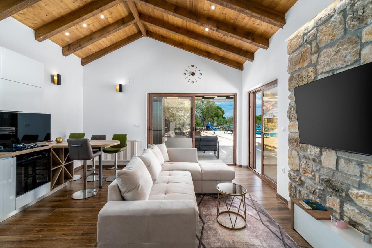New! Promina Luxury Villa With 72Sqm Heated Pool, Jacuzzi, Infrared Sauna, Tennis Court, Media Room Bogatić Eksteriør billede