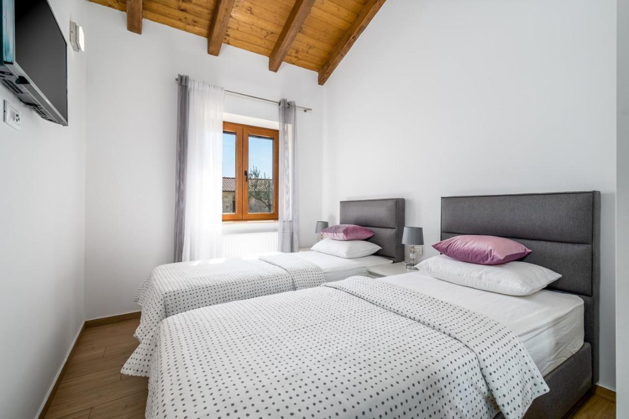 New! Promina Luxury Villa With 72Sqm Heated Pool, Jacuzzi, Infrared Sauna, Tennis Court, Media Room Bogatić Eksteriør billede