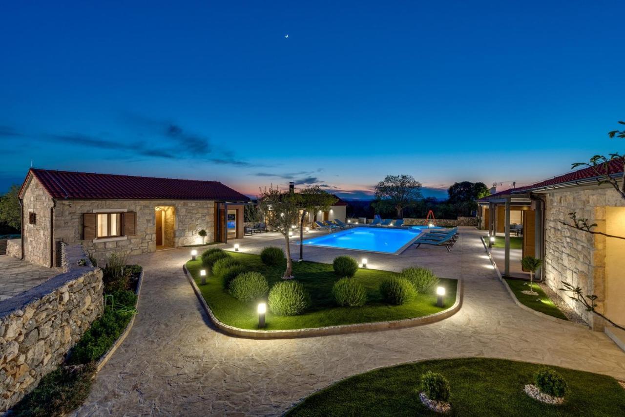 New! Promina Luxury Villa With 72Sqm Heated Pool, Jacuzzi, Infrared Sauna, Tennis Court, Media Room Bogatić Eksteriør billede